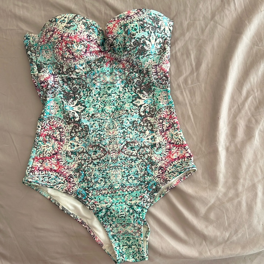 OYSHO STRAPLESS BATHING SUITS size S Like new Worn once
